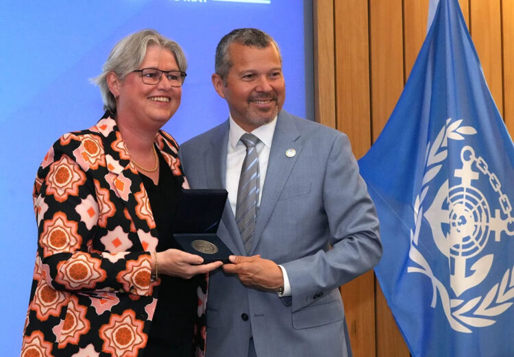 Karin Orsel ontvangt onderscheiding uit handen van Arsenio Dominguez.