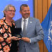 Karin Orsel ontvangt onderscheiding uit handen van Arsenio Dominguez.