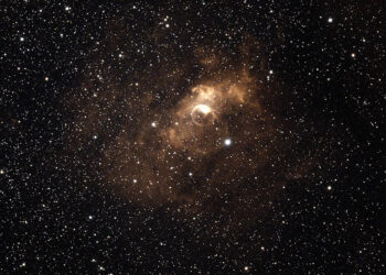 Zeepbelnevel in het sterrenbeeld Cassiopeia. Het ligt 7100 lichtjaar van de Aarde verwijderd