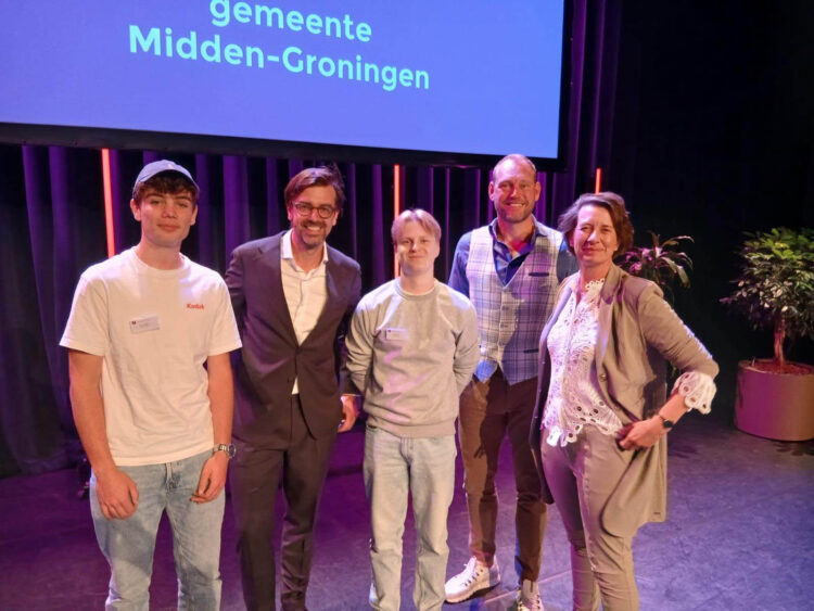 : Aletta leerlingen Jarne Bruins en Duuk Eggens samen met Ruben Terlou , wethouder Annemiek Hoesen en presentator Marcel Nieuwenweg