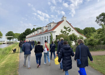 Tijdens de rondwandeling door Woudbloem kwam de raad langs onder meer de 'witte huisjes'. Deze woningen waren oorspronkelijk bestemd voor werknemers van de voormalige aardappelmeelfabriek. Tegenwoordig worden de woningen beheerd en verhuurd door Lefier.