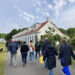 Tijdens de rondwandeling door Woudbloem kwam de raad langs onder meer de 'witte huisjes'. Deze woningen waren oorspronkelijk bestemd voor werknemers van de voormalige aardappelmeelfabriek. Tegenwoordig worden de woningen beheerd en verhuurd door Lefier.