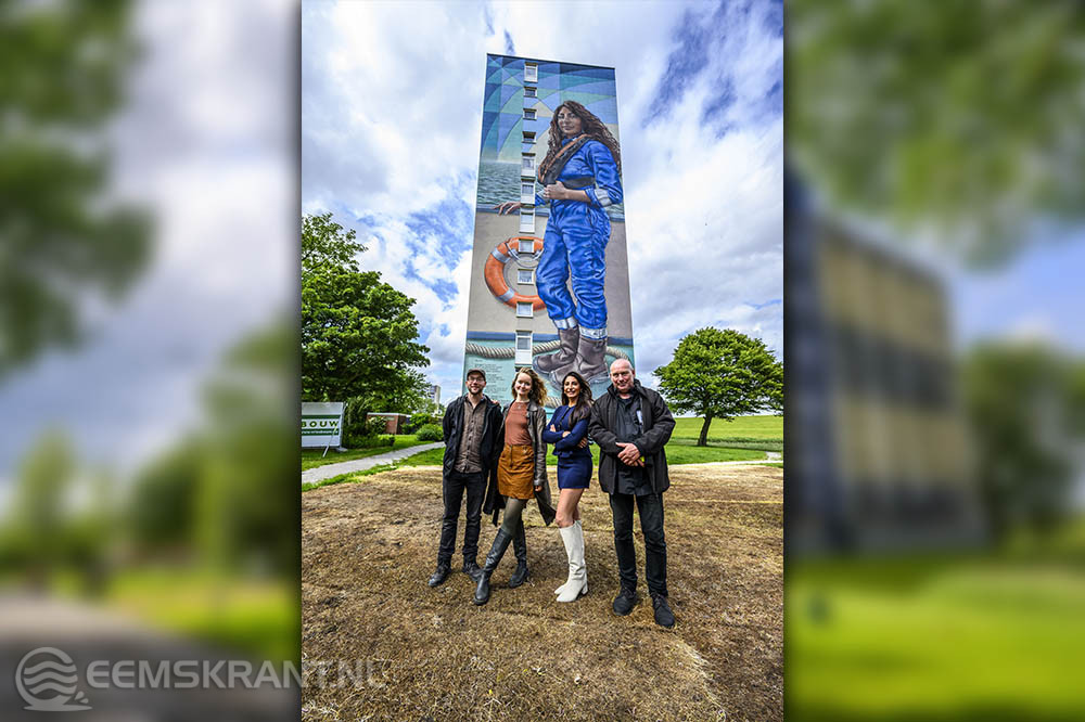 Grootste muurschildering met van Noord-Nederland siert nu dijkzichtflat in Delfzijl; binnenvaartschi