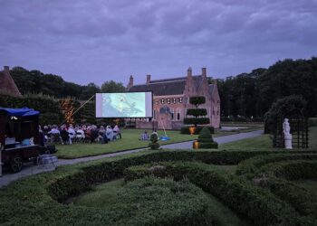 Foto: Openluchtbioscoop in lusthof van de Menkemaborg, Roland Breteler