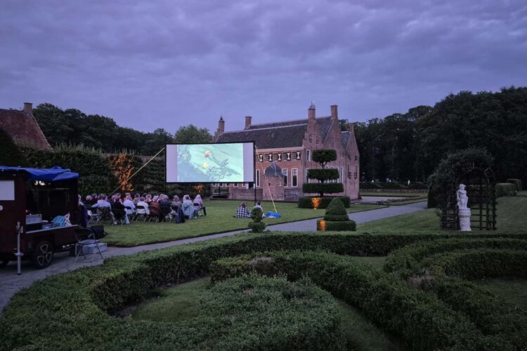 Foto: Openluchtbioscoop in lusthof van de Menkemaborg, Roland Breteler