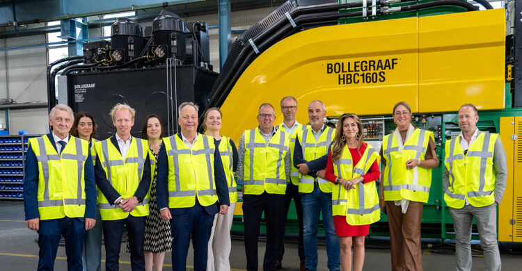 Eigen foto VVD Eemsdelta: Deelnemers werkbezoek voor een balenpers van Bollegraaf Recycling Solutions.