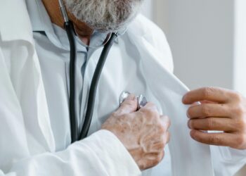 Foto door Tima Miroshnichenko: https://www.pexels.com/nl-nl/foto/handen-doctor-dr-dr-8376307/