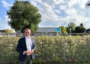 Wethouder Van Keijzerswaard voor het huidige pand van Het Ontwikkelplein in Uithuizen.