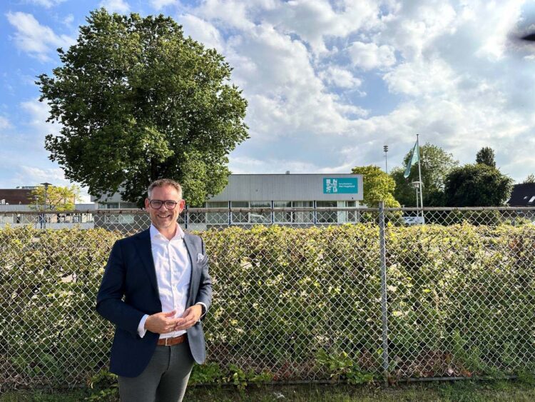 Wethouder Van Keijzerswaard voor het huidige pand van Het Ontwikkelplein in Uithuizen.