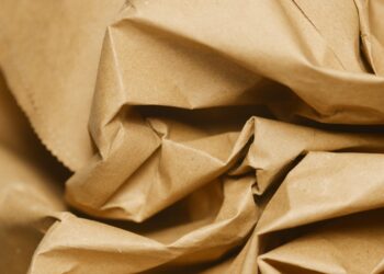 Foto door Artem Podrez: https://www.pexels.com/nl-nl/foto/kleding-stof-stof-goud-gouden-kleur-7232507/