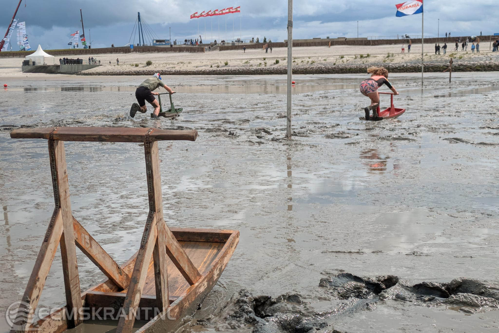 Sliksleeën op het Wad trekt tientallen deelnemers ondanks slecht weer