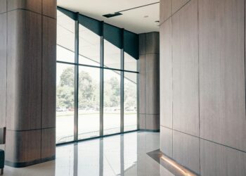 Foto door Miff Ibra: https://www.pexels.com/nl-nl/foto/moderne-lobby-met-houten-interieur-en-grote-ramen-32674962/