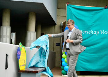 Onthulling bankje door dijkgraaf Roeland van der Schaaf