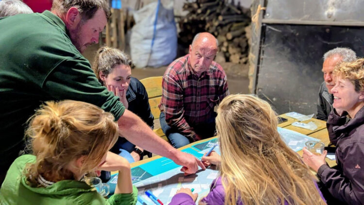 Deelnemers van de bijeenkomst in Bedum op 26 juni bespreken een casus met boer Jan Blom (links)