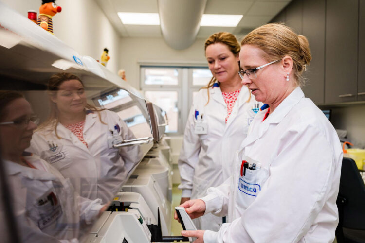 Analisten Ibolya Sloots, UMCG (links) en Gerda Veldhuizen, Certe