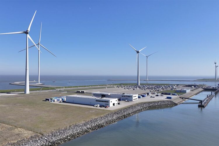 Het terrein van EMO in de Eemshaven waar het bedrijfsgebouw voor Vattenfall zal verrijzen. Foto: Sander Bel/Vattenfall