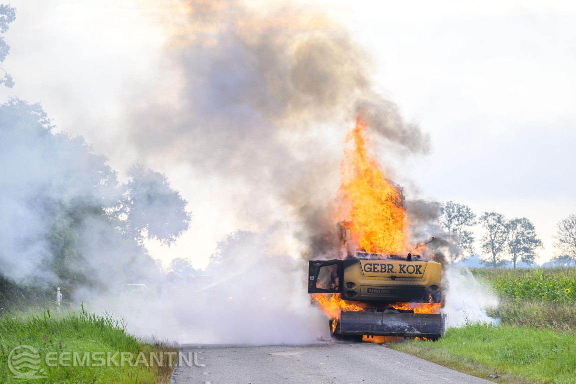 Graafmachine uitgebrand tussen Nieuwolda en Woldendorp