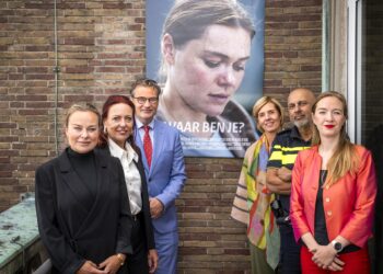 V.l.n.r.: Lena Olivier, Barbara Godwaldt, staatssecretaris Arno Rutte (JenV), Judith Kuypers (Landelijk Netwerk Veilig Thuis), Martin Sitalsing (Politie) en staatssecretaris Nicki Pouw-Verweij (VWS)