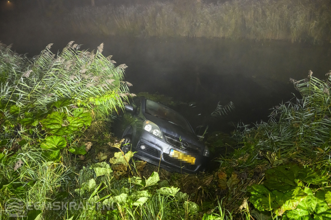 Auto te water langs Stadsweg bij Appingedam