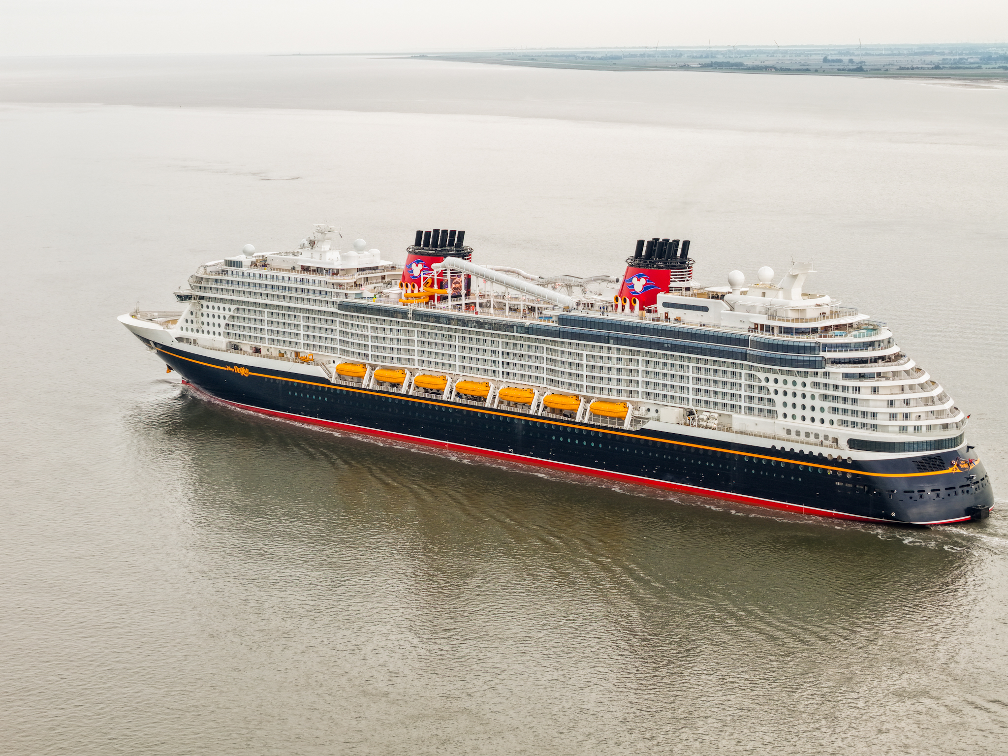 Cruiseschip Disney Destiny onderweg naar Eemshaven