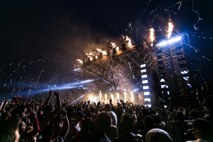 Foto door Wendy Wei: https://www.pexels.com/nl-nl/foto/mensen-die-een-concert-hebben-1190297/