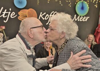 Jan Dijkhuizen krijgt de felicitaties van zijn vrouw toen hij De Pelikaan won. Foto: Wim Hazenhoek