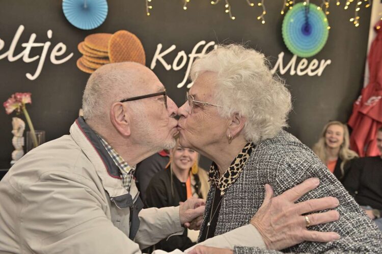 Jan Dijkhuizen krijgt de felicitaties van zijn vrouw toen hij De Pelikaan won. Foto: Wim Hazenhoek