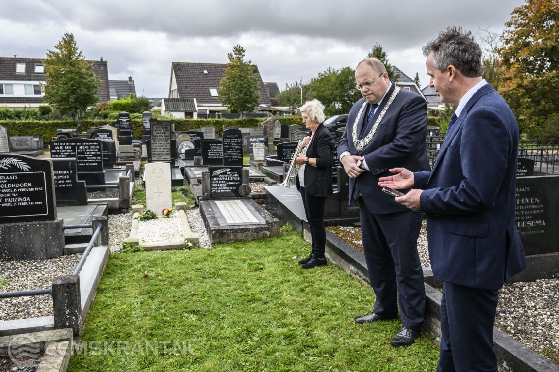 Australische ambassadeur bezoekt crashsite Garrelsweer en graf van piloot Desmon Byrne Snape