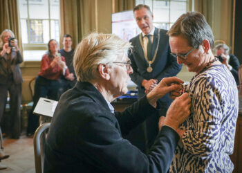 Marjo Buitelaar gedecoreerd Foto: Henk Veenstra