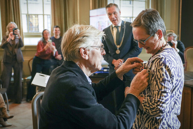 Marjo Buitelaar gedecoreerd Foto: Henk Veenstra