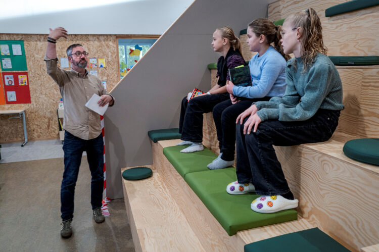 Op de foto v.l.n.r.: Suus, Amy, Elisa (winnares), en kinderboekenschrijver Rients Faber tijdens de feestelijke afsluiting van de Kinderboekenweek op obs Hiliglo. Foto: Jan Zeeman