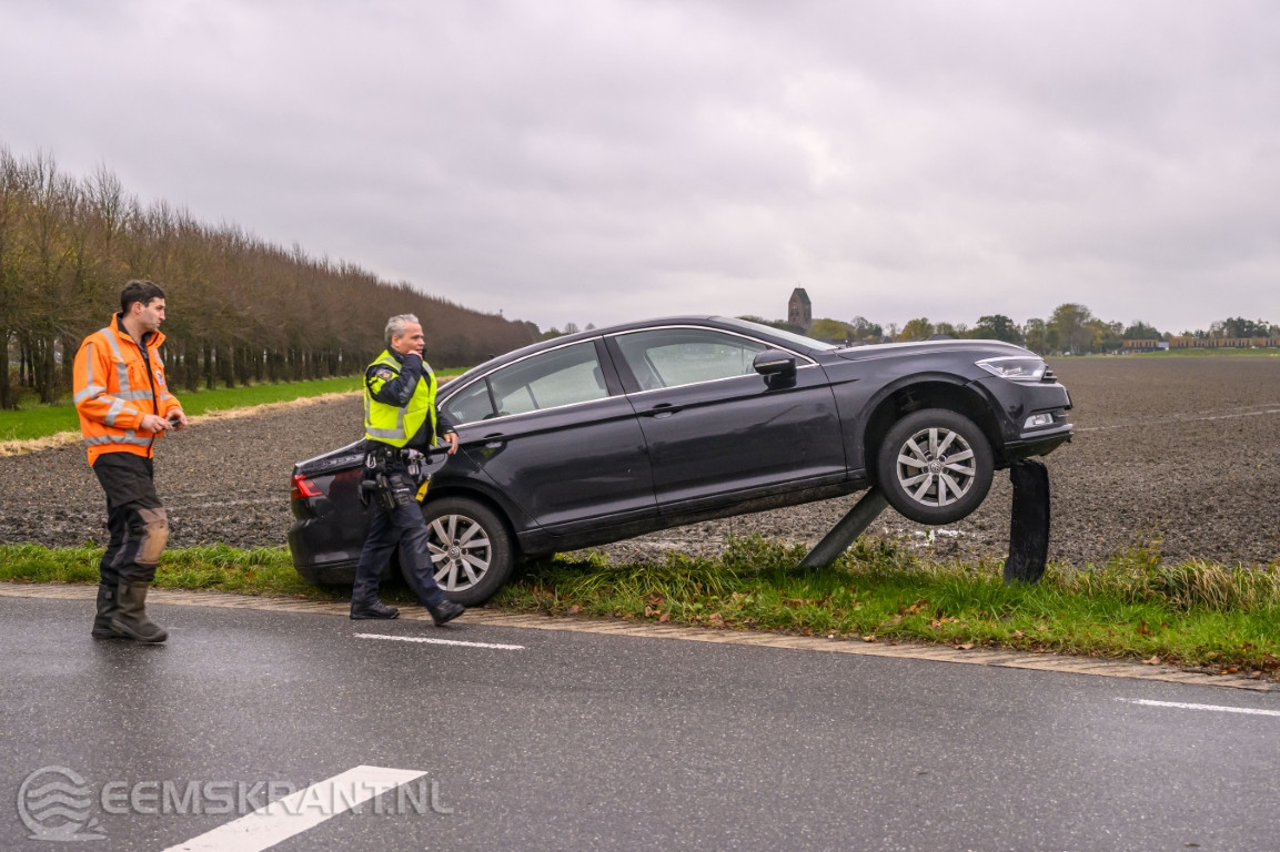 Auto uit de bocht gevlogen op de Delleweg bij Stedum