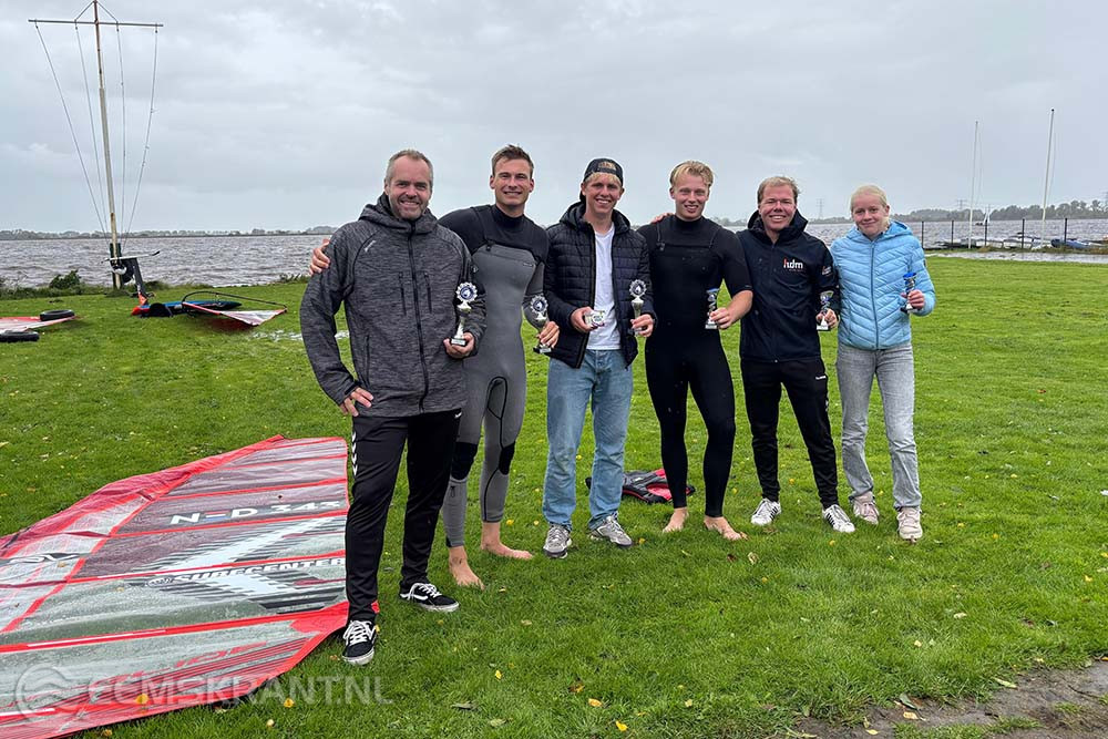 Tientallen surfers trotseren wind en regen tijdens Slag om Tettje Horn