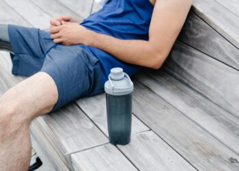 Foto door Lara Jameson: https://www.pexels.com/nl-nl/foto/persoon-zittend-naast-tumbler-9623433/