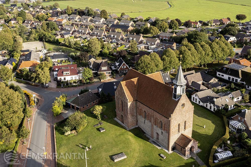 Jongeren krijgen de sleutel van de kerk in Holwierde
