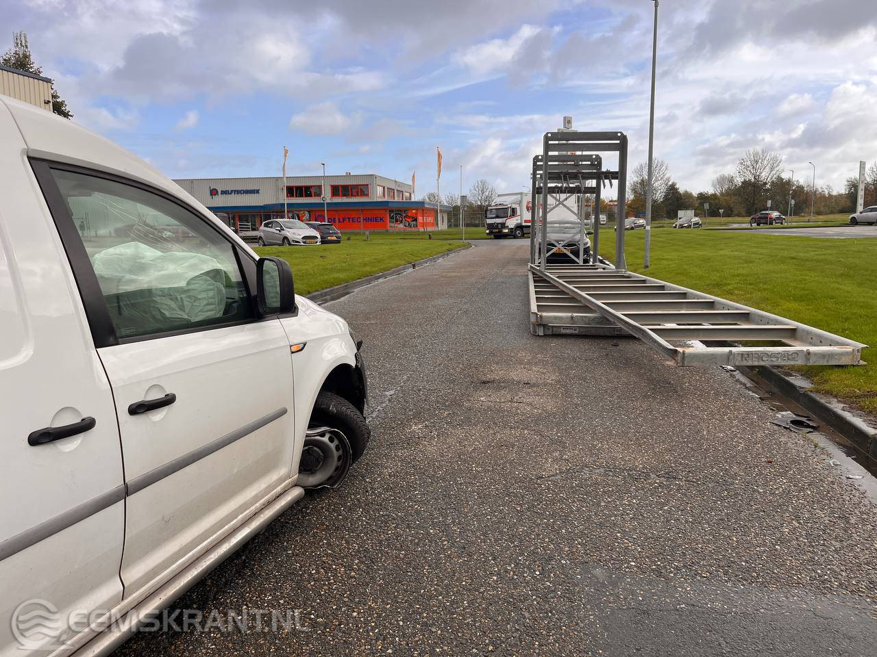 Automobilist botst op metalen object op de weg in Delfzijl