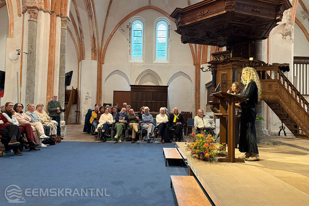 Roxane van Iperen boeit publiek in Nicolaïkerk Appingedam