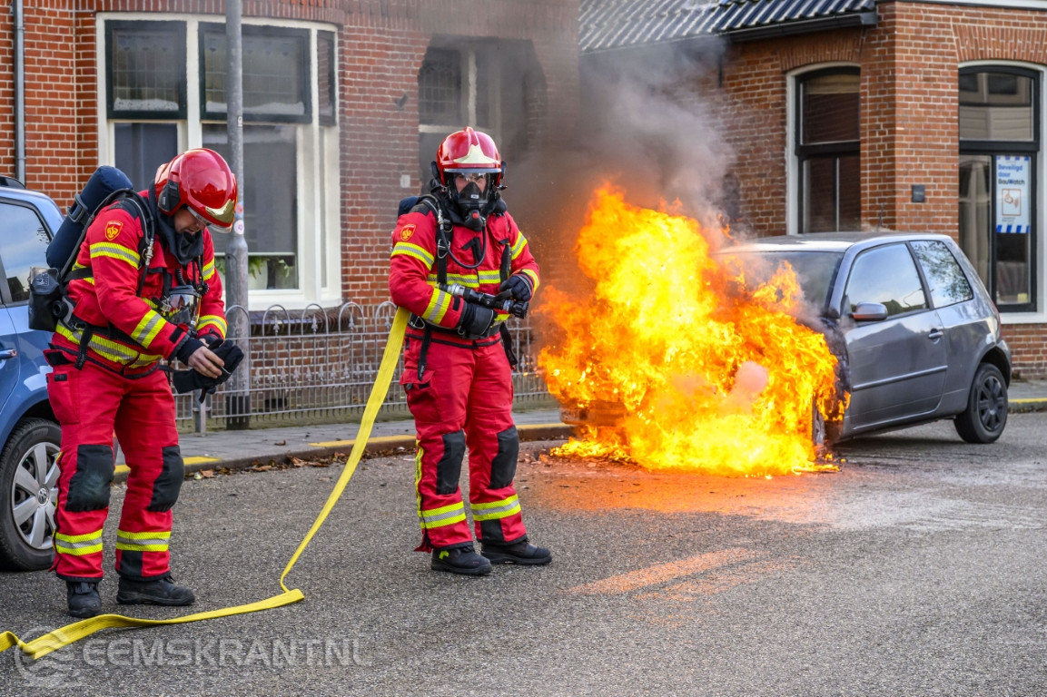 Auto vliegt in brand in Appingedam