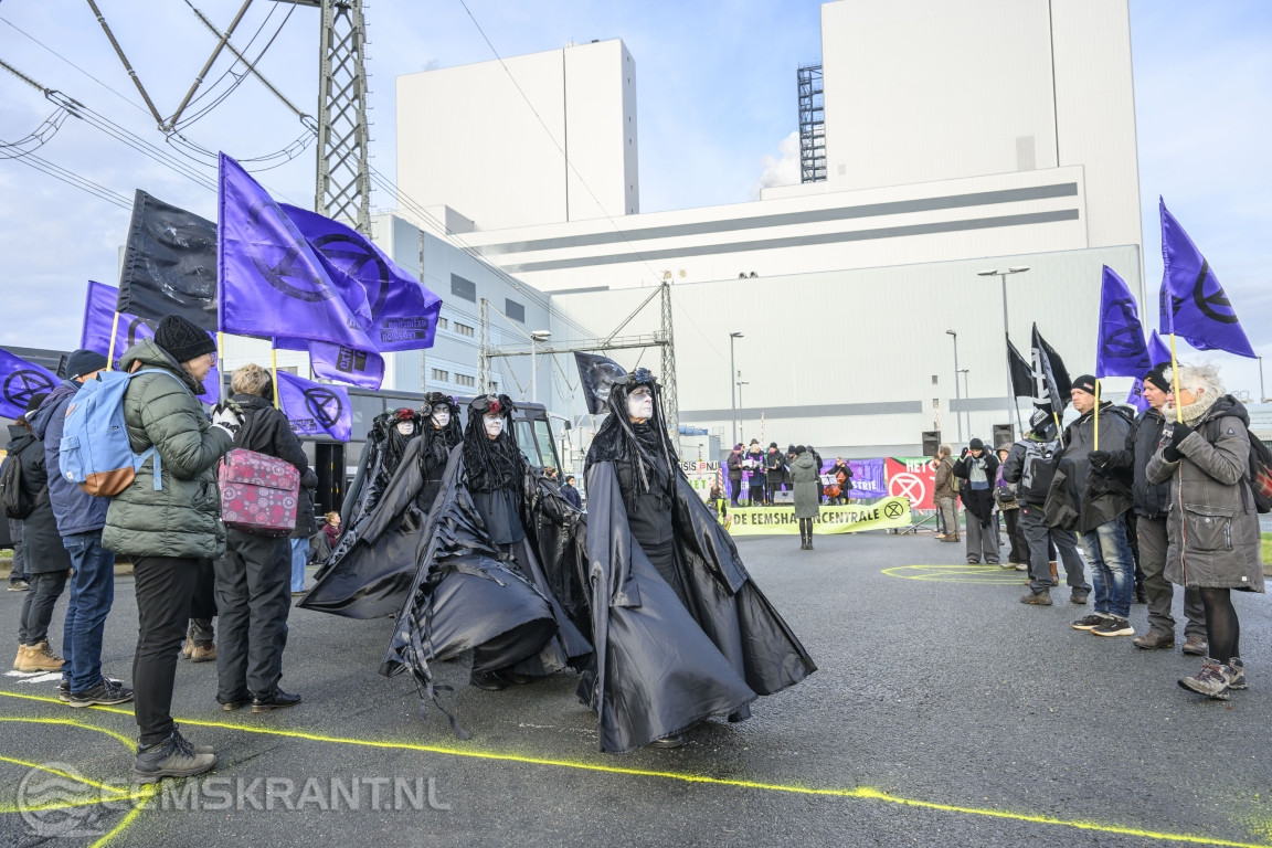 Extinction Rebellion houdt rouwceremonie bij de RWE centrale in de Eemshaven