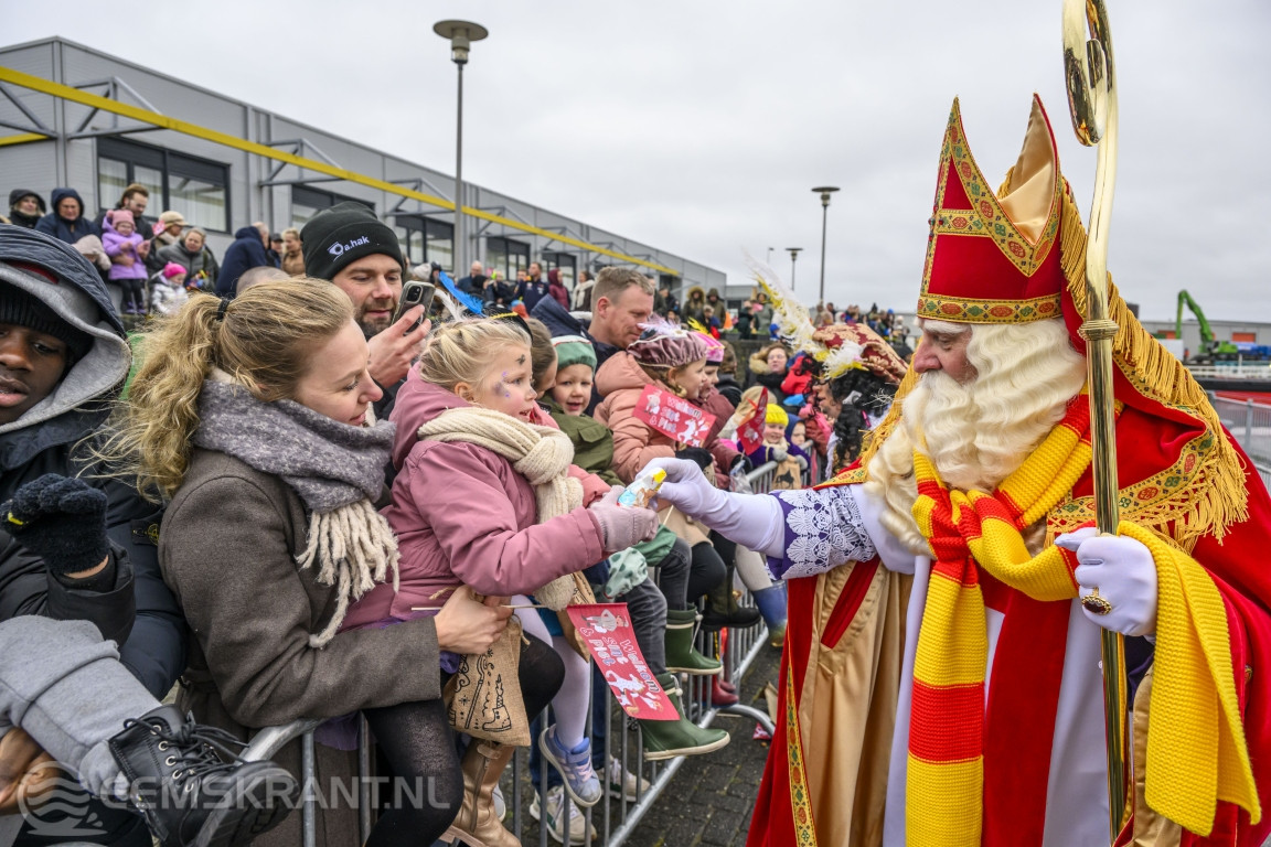 Sinterklaas hartelijk ontvangen in Delfzijl ondanks nat en koud weer