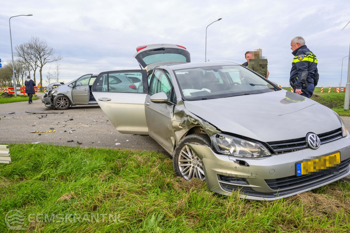Forse schade bij aanrijding op kruising bij Meedhuizen