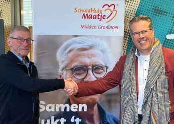 Van links naar rechts Kees Burgler, secretaris van SchuldHulpMaatje Midden-Groningen en Evert Offereins, wethouder sociaal domein Midden-Groningen.