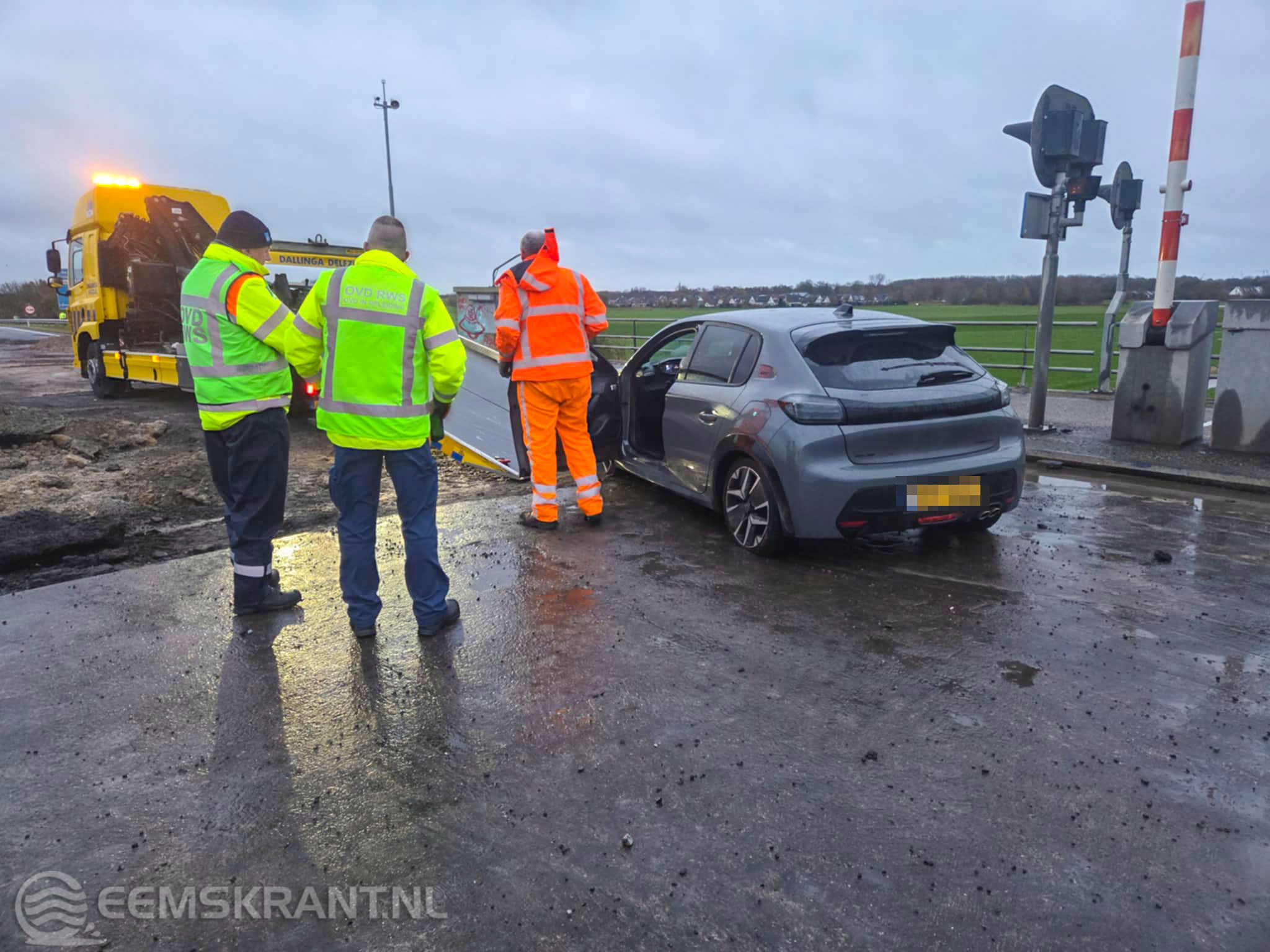 Automobilist rijdt door afzetting N33 bij Appingedam en strandt op Eelwerderbrug