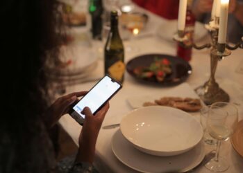 Telefoons horen niet thuis aan de eettafel.