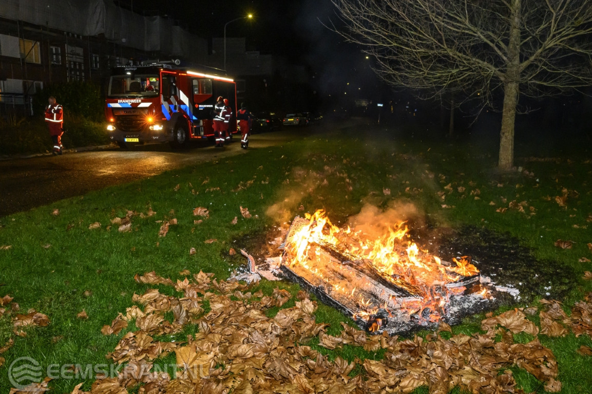 Tweede buitenbrand op één avond: meubilair in vlammen op aan Rijksweg