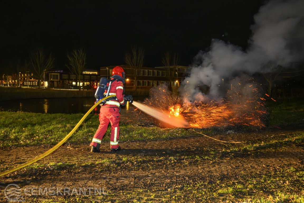 Brandweer rukt uit voor rietbrand aan Jelte Dijkstrastraat in Delfzijl