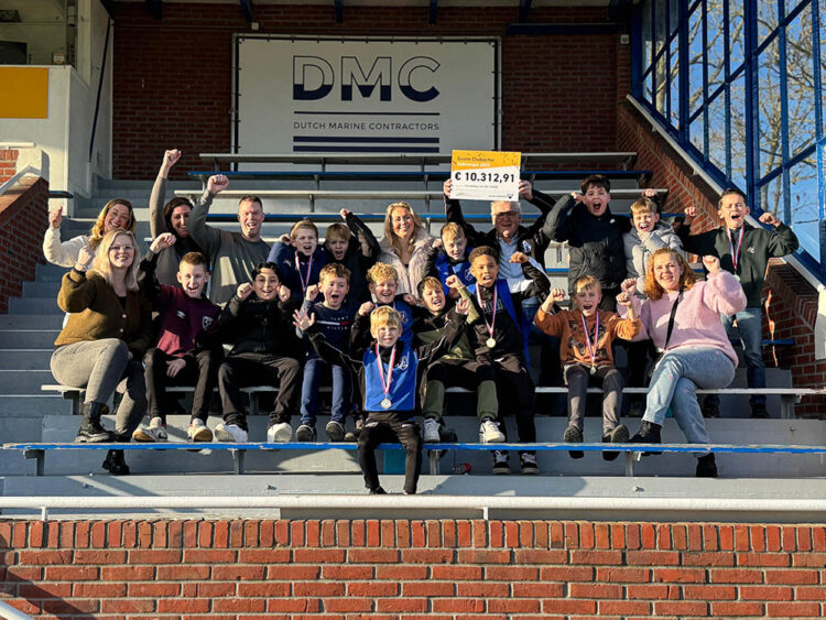 Op de foto: bestuur, organisatie en het topverkoopteam JO11-1 met de cheque van de Grote Clubactie ter waarde van € 10.313.