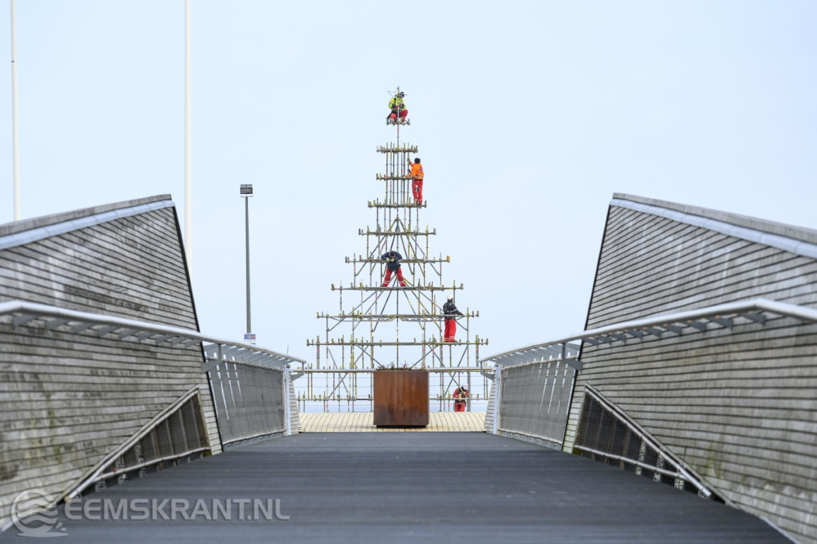 Reusachtige steigerkerstboom van 25 meter dit weekend verlicht in Delfzijl