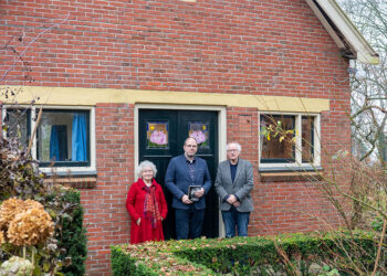 Foto: Aafke Bakker, Eltjo Dijkhuis en Hans Bakker voor het ‘Het Gebouwtje’.