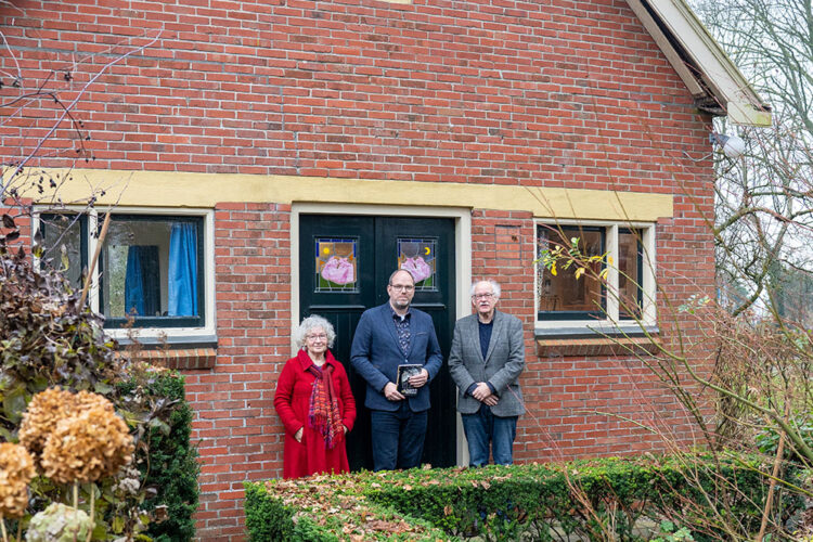 Foto: Aafke Bakker, Eltjo Dijkhuis en Hans Bakker voor het ‘Het Gebouwtje’.